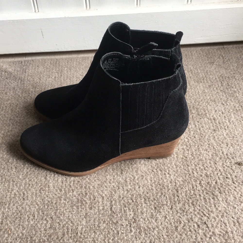 Swayed black booties